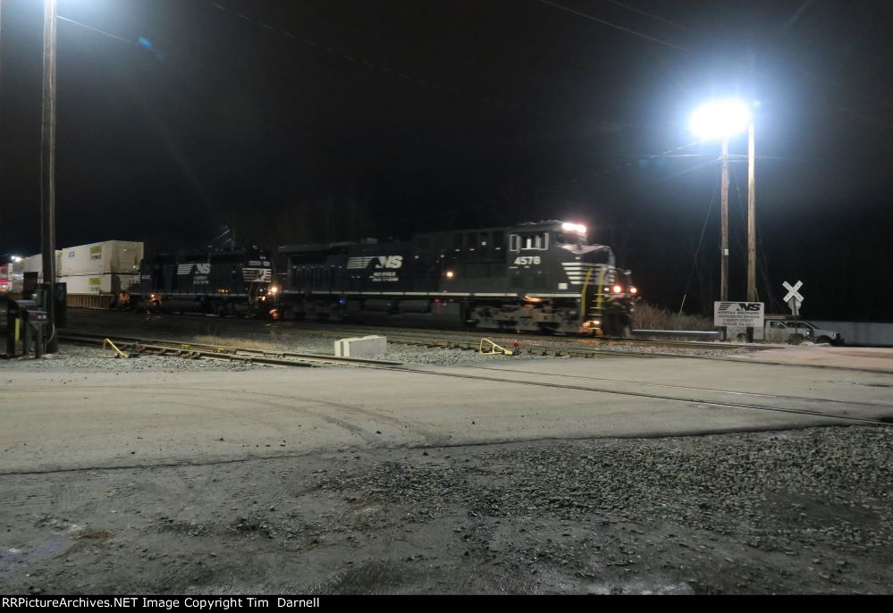 NS 4578 brings K82 into the yard